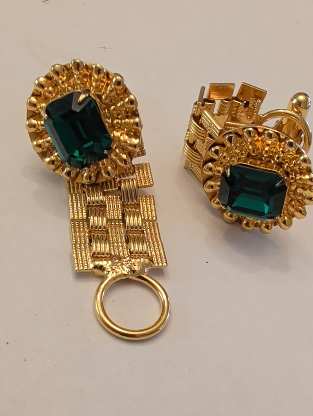 Gold-Tone Men’s Cufflinks with Deep Emerald Green Rhinestone